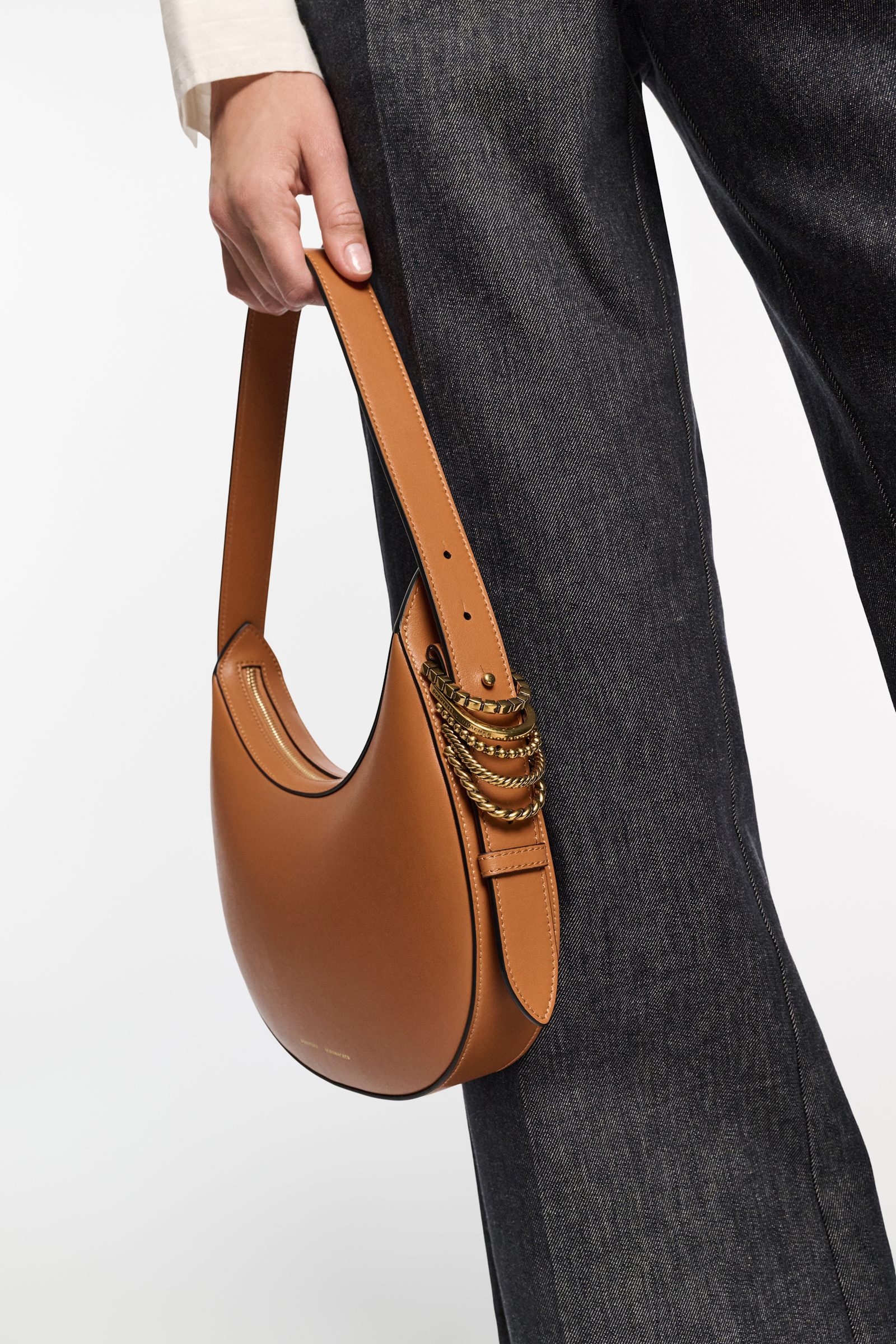Dorothee Schumacher Half Moon Bag aus weichem Kalbsleder mit D-Rings tan