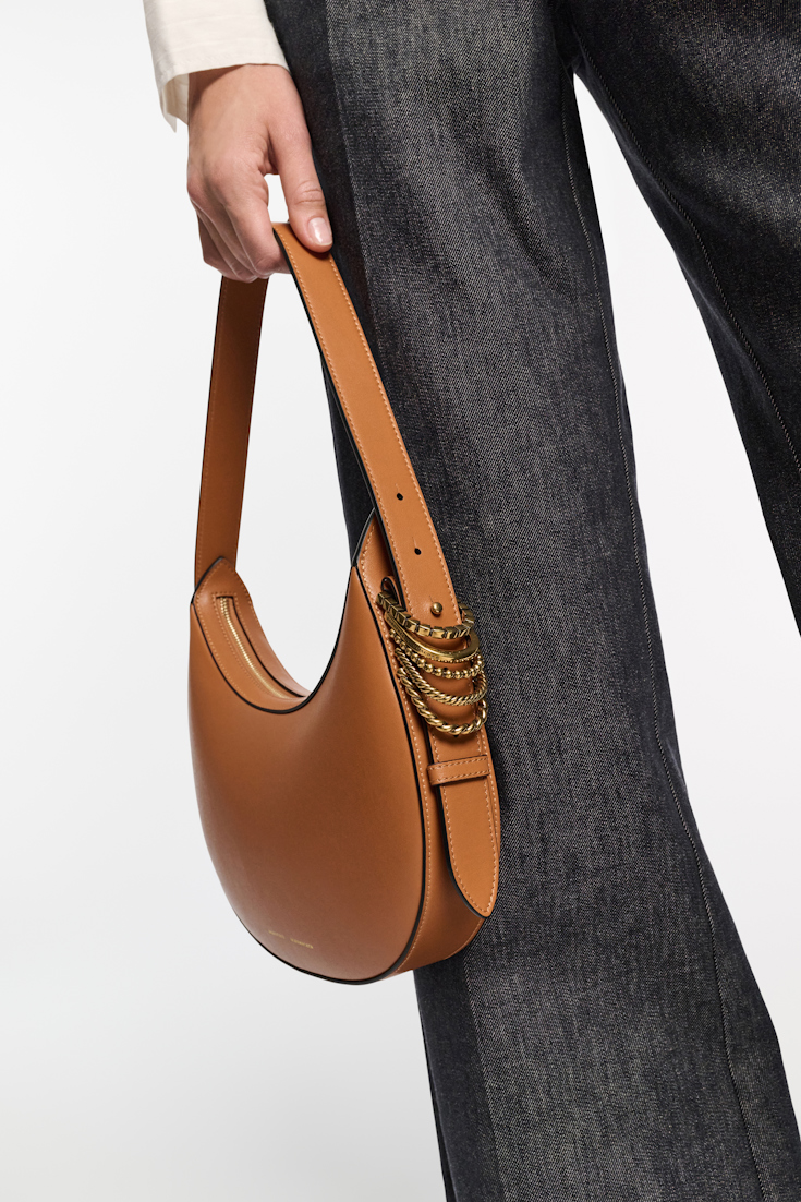 Dorothee Schumacher Half Moon Bag aus weichem Kalbsleder mit D-Rings tan