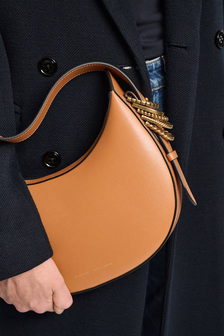 Dorothee Schumacher Half Moon Bag aus weichem Kalbsleder mit D-Rings tan