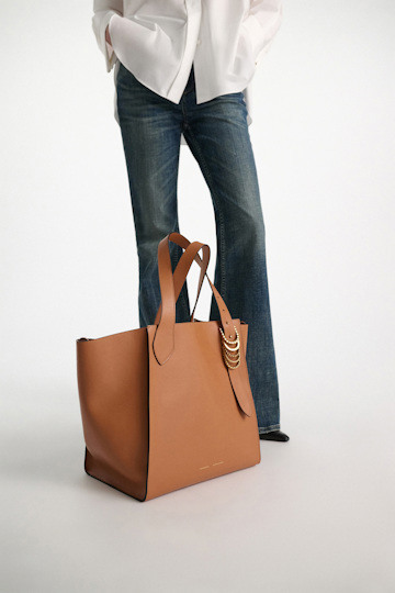 Dorothee Schumacher Tote Bag in soft calf leather with D-ring hardware tan