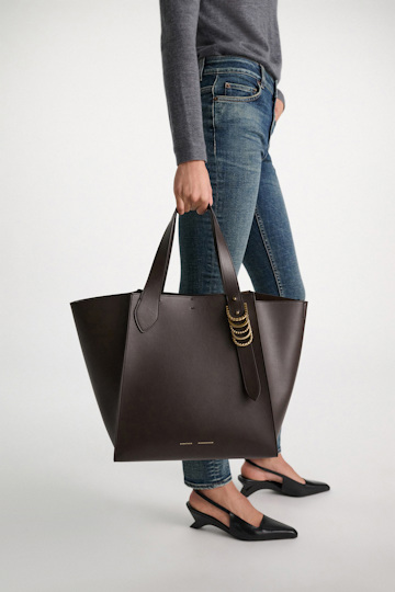 Dorothee Schumacher Tote Bag in soft calf leather with D-ring hardware Dark Chocolate