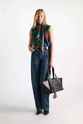 Dorothee Schumacher Horizontale Tote Bag aus geschmeidigem Kalbsleder black Model Front View