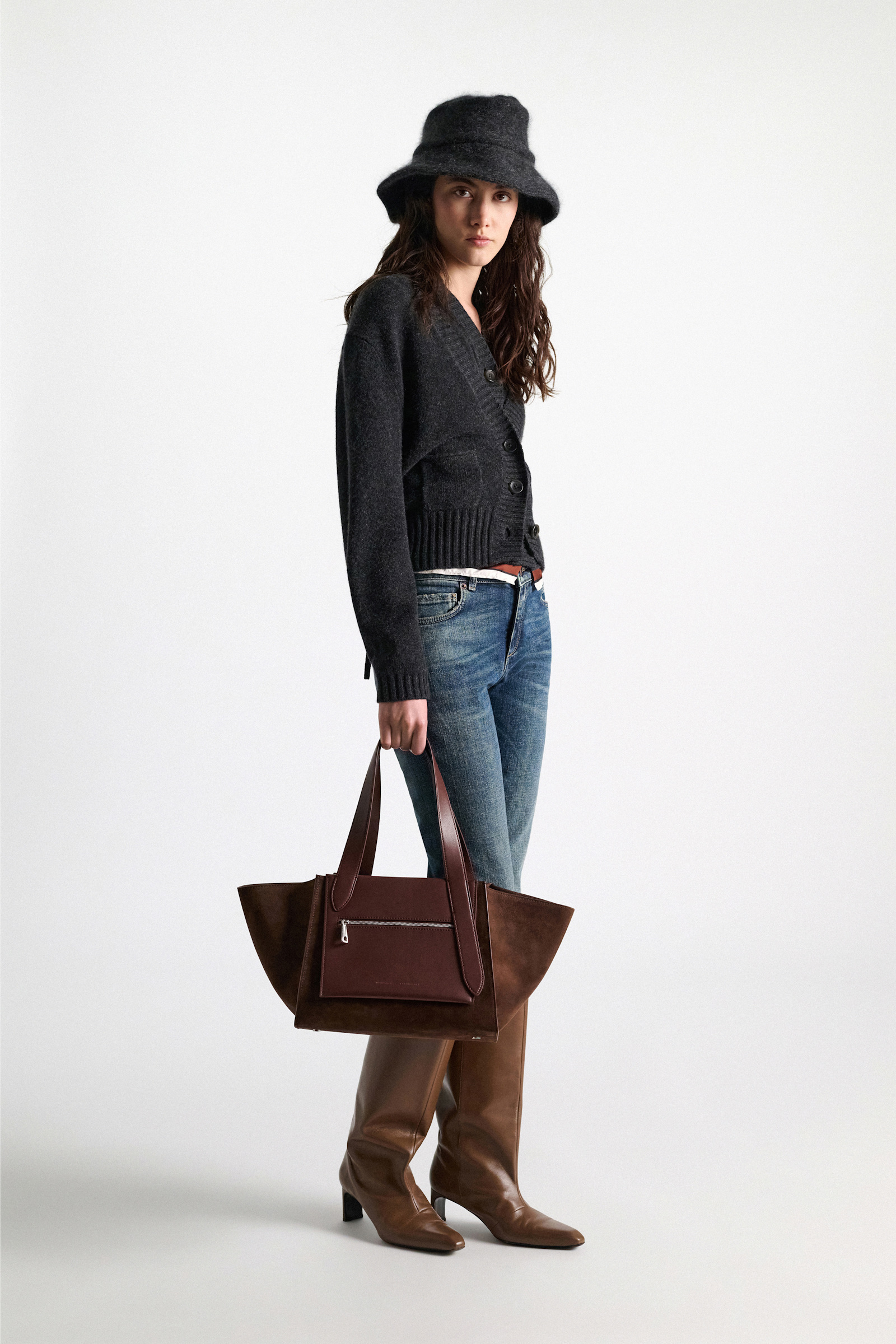 Dorothee Schumacher Horizontale Tote Bag aus Kalbswildleder sequoia Model Front View