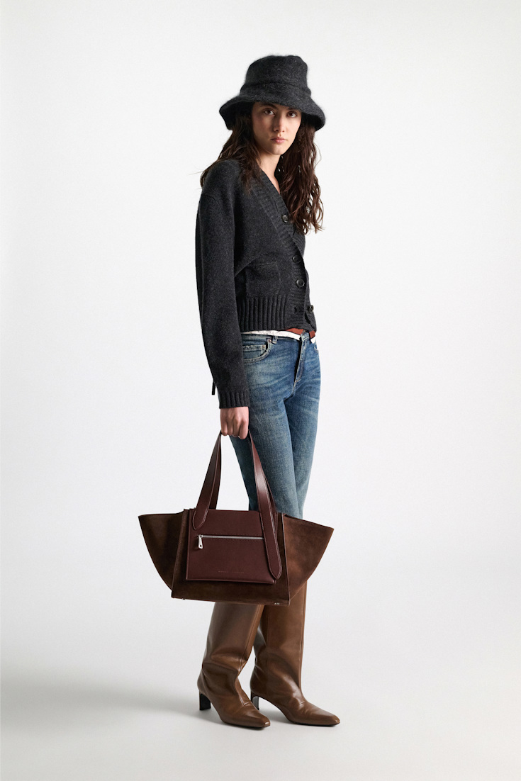 Dorothee Schumacher Horizontale Tote Bag aus Kalbswildleder sequoia Model Front View