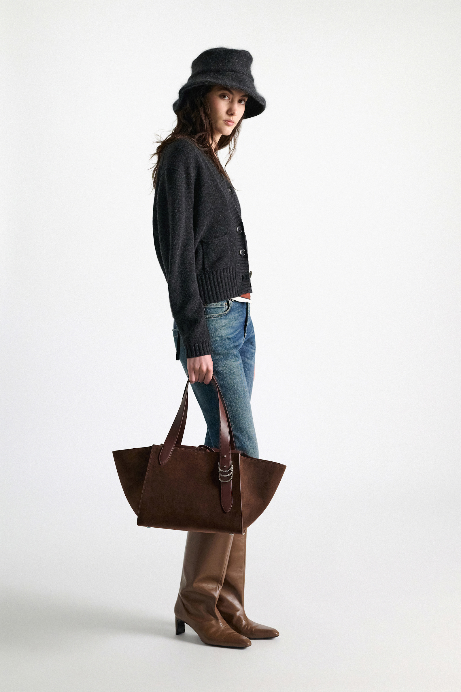 Dorothee Schumacher Horizontale Tote Bag aus Kalbswildleder sequoia Model Detail View