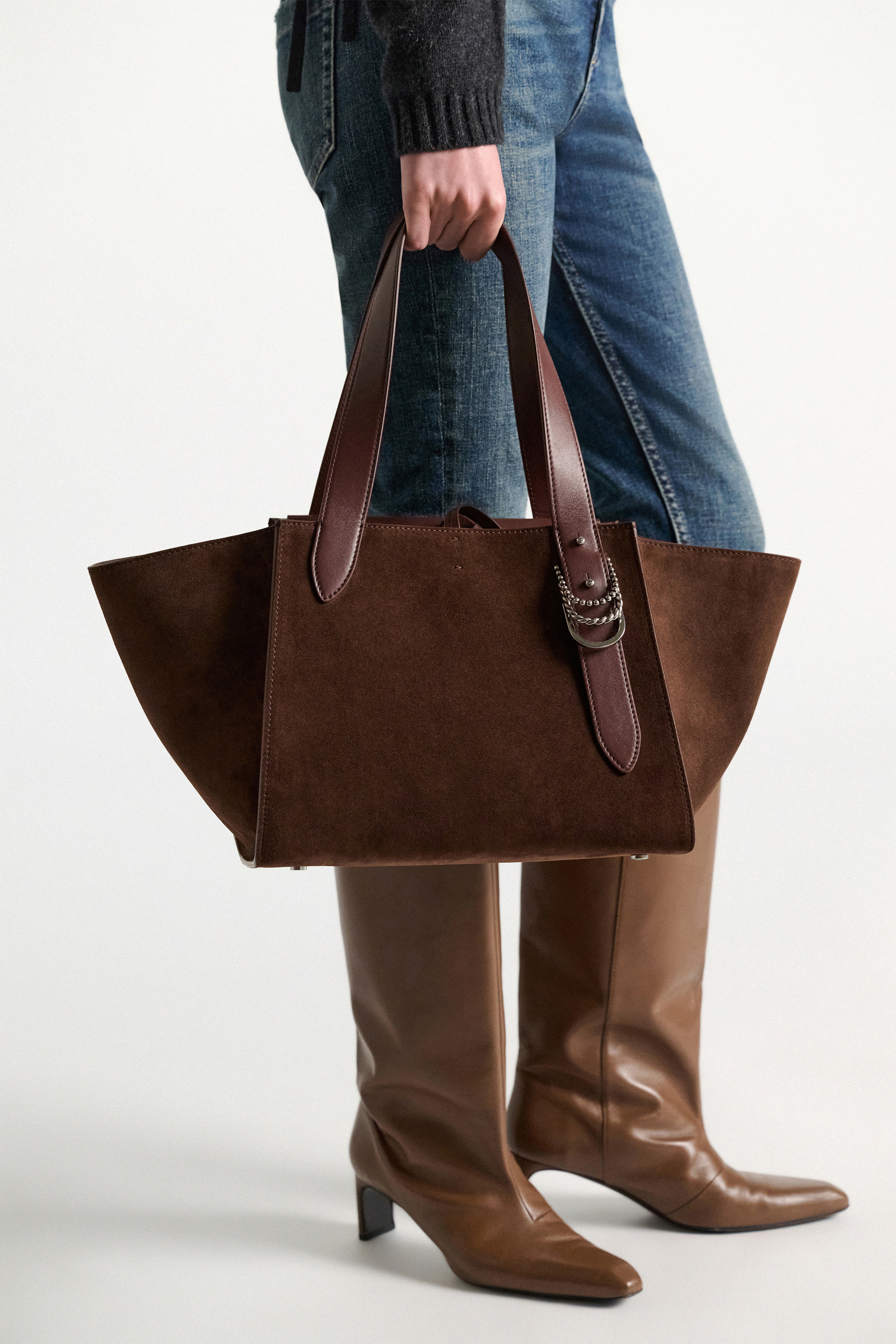 Dorothee Schumacher Horizontale Tote Bag aus Kalbswildleder sequoia Model Detail View