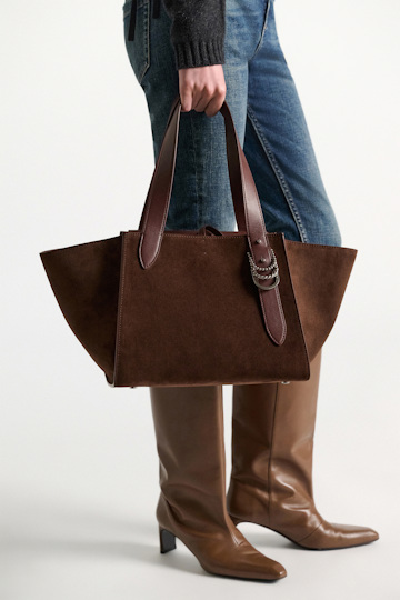 Dorothee Schumacher Horizontal tote bag in calf suede sequoia Model Detail View