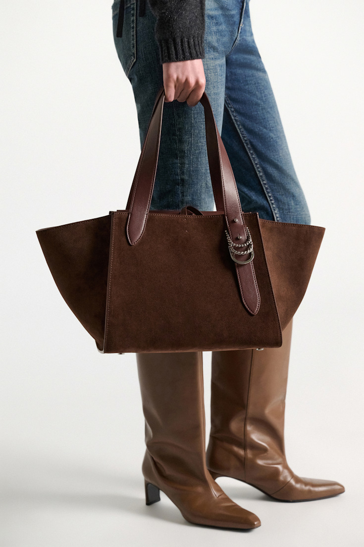 Dorothee Schumacher Horizontale Tote Bag aus Kalbswildleder sequoia Model Detail View
