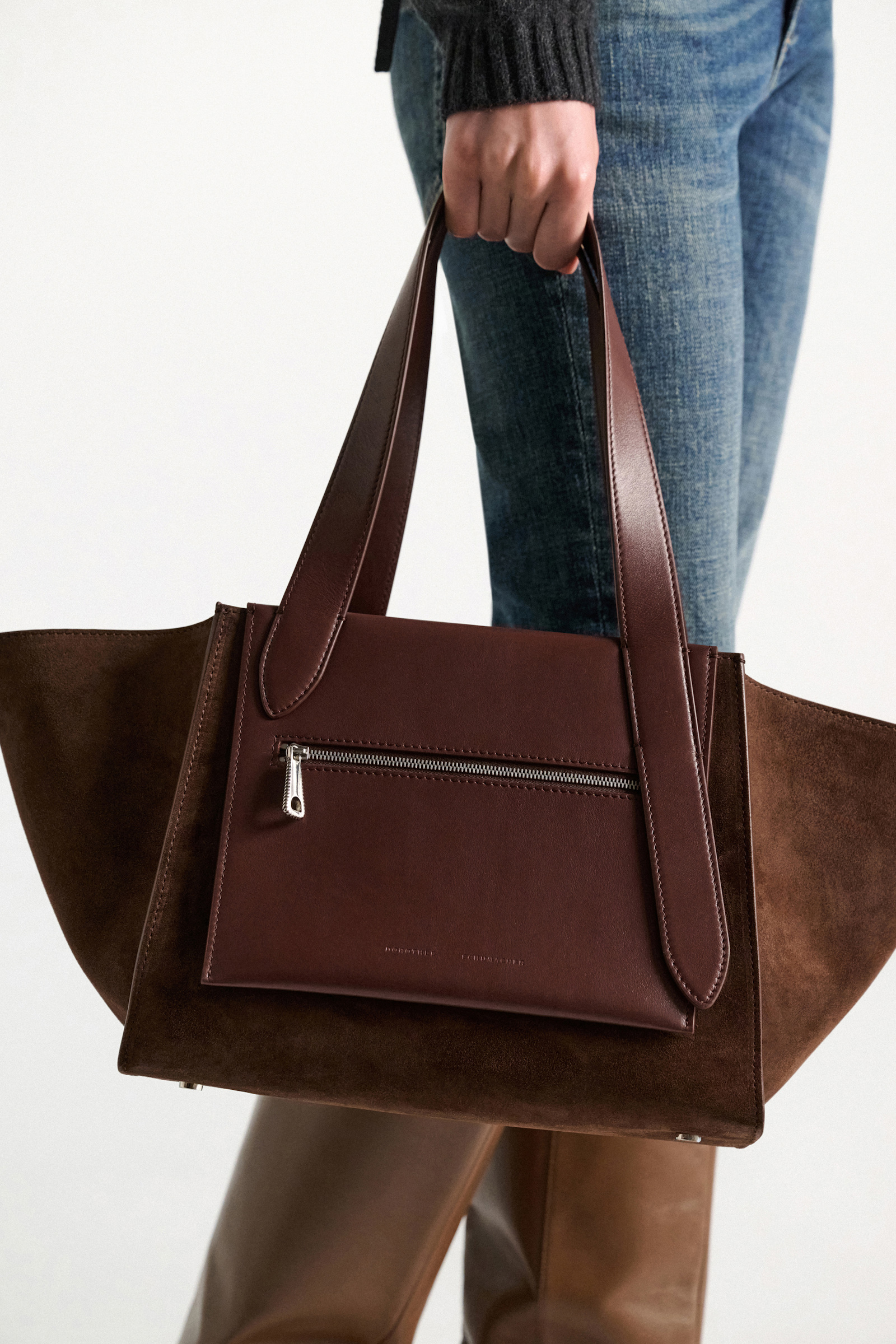 Dorothee Schumacher Horizontale Tote Bag aus Kalbswildleder sequoia Model Detail View
