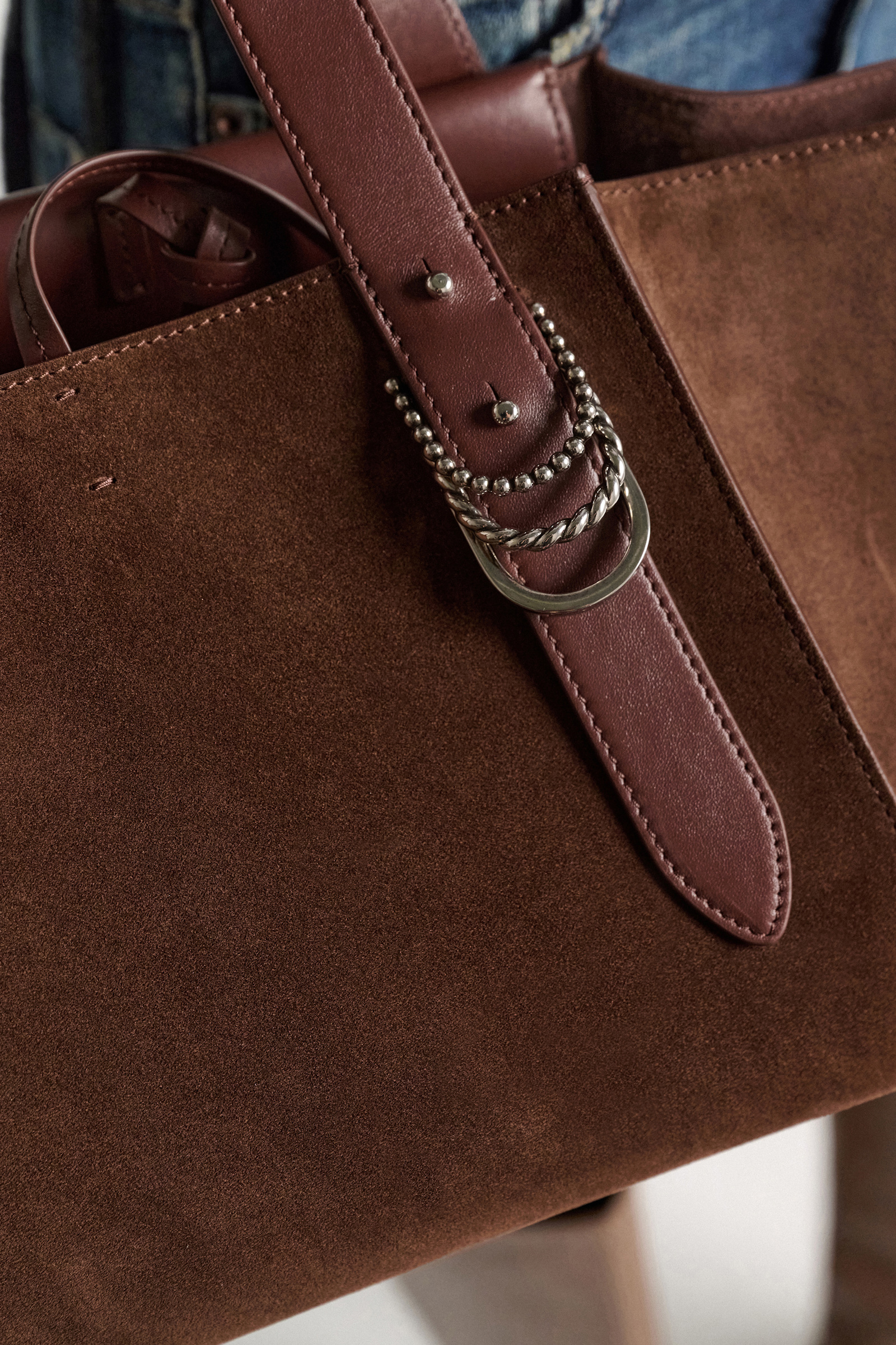 Dorothee Schumacher Horizontale Tote Bag aus Kalbswildleder sequoia Model Detail View