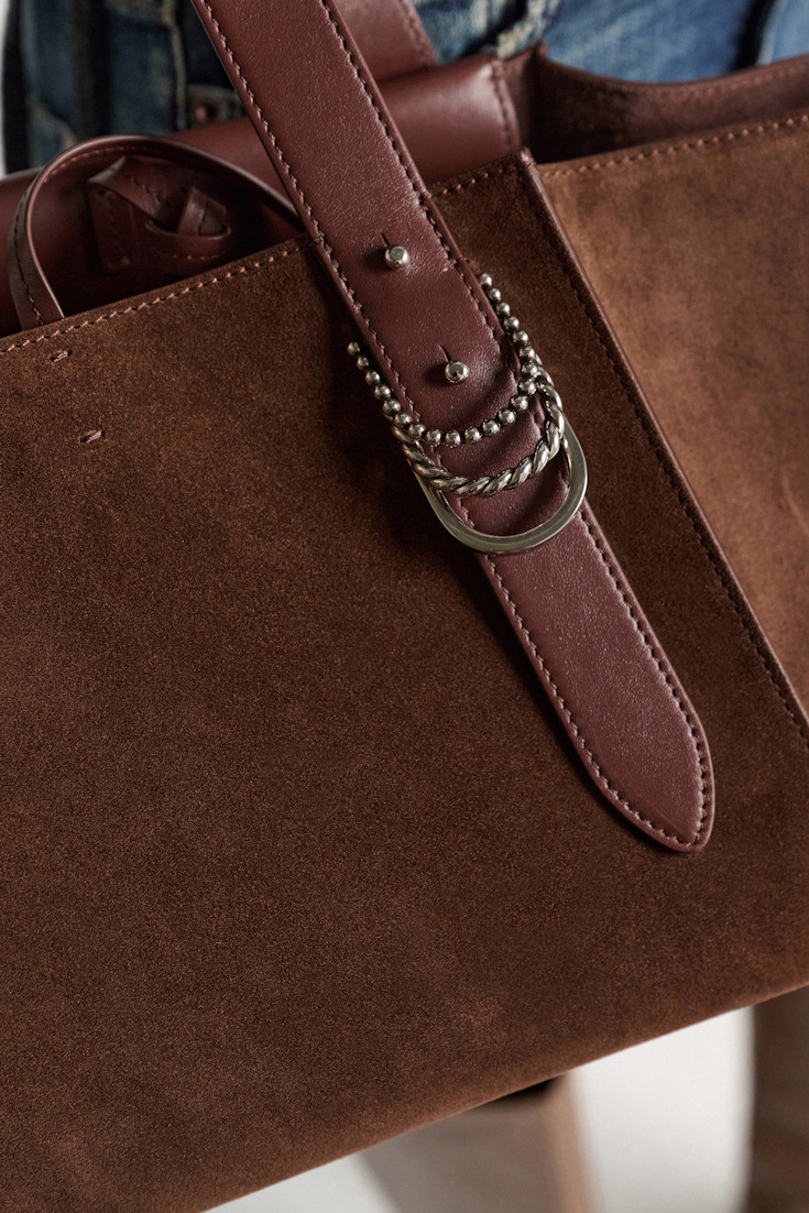 Dorothee Schumacher Horizontale Tote Bag aus Kalbswildleder sequoia Model Detail View