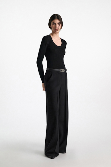 Dorothee Schumacher Pullover mit tiefem Rundhalsausschnitt aus Merino pure black
