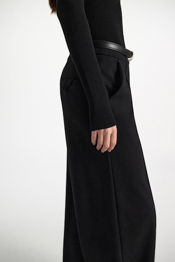 Dorothee Schumacher Pullover mit tiefem Rundhalsausschnitt aus Merino pure black