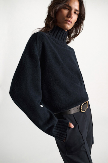 Dorothee Schumacher Turtleneck pullover in Merino-cashmere mix dark navy Model Detail View