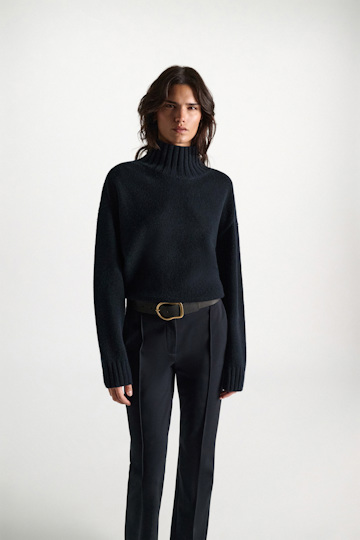 Dorothee Schumacher Turtleneck pullover in Merino-cashmere mix dark navy Model Detail View