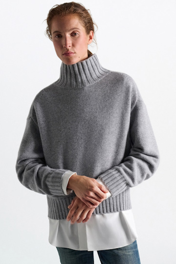 Dorothee Schumacher Turtleneck pullover in Merino-cashmere mix medium grey Model Detail View