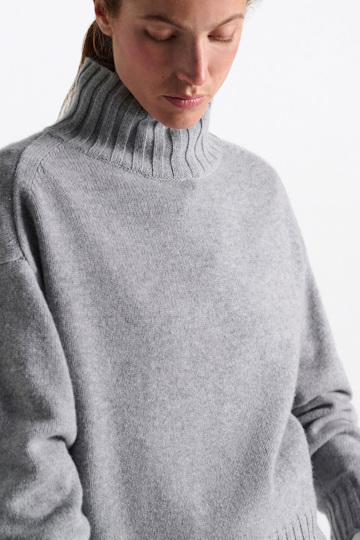 Dorothee Schumacher Turtleneck pullover in Merino-cashmere mix medium grey Model Detail View