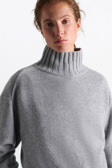 Dorothee Schumacher Turtleneck pullover in Merino-cashmere mix medium grey Model Detail View