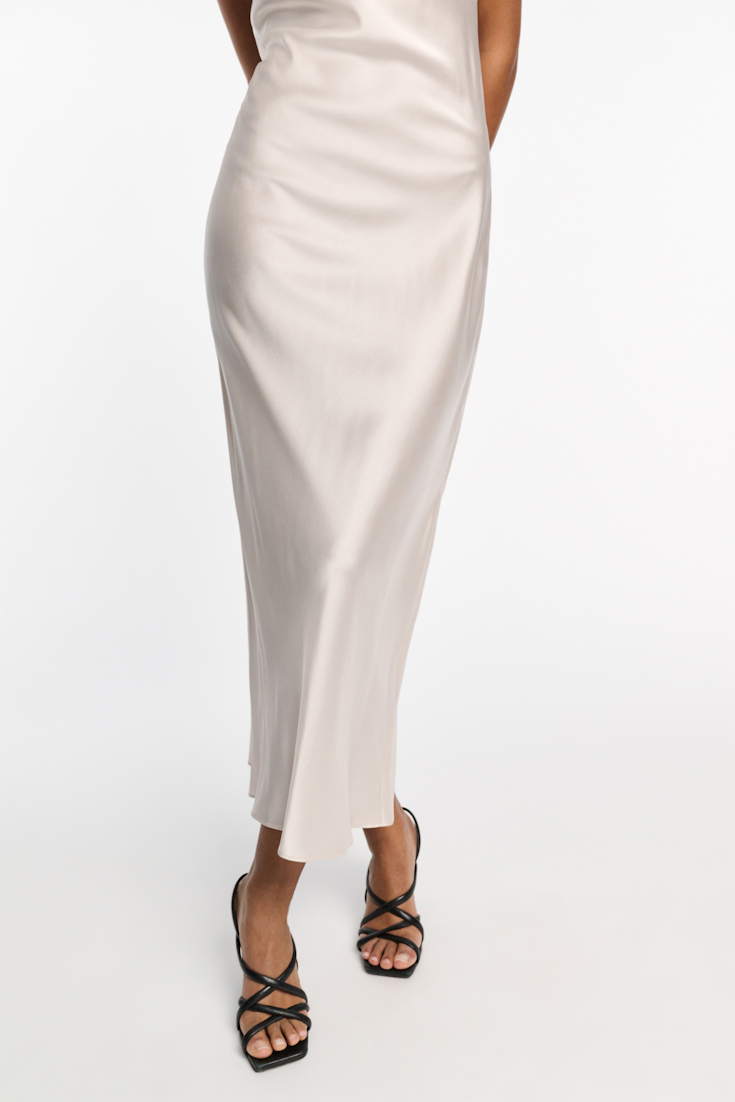 Dorothee Schumacher Kleid aus Satin mit Wasserfallausschnitt natural white