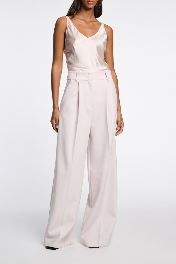 Dorothee Schumacher Top aus Satin mit verstellbaren Trägern natural white