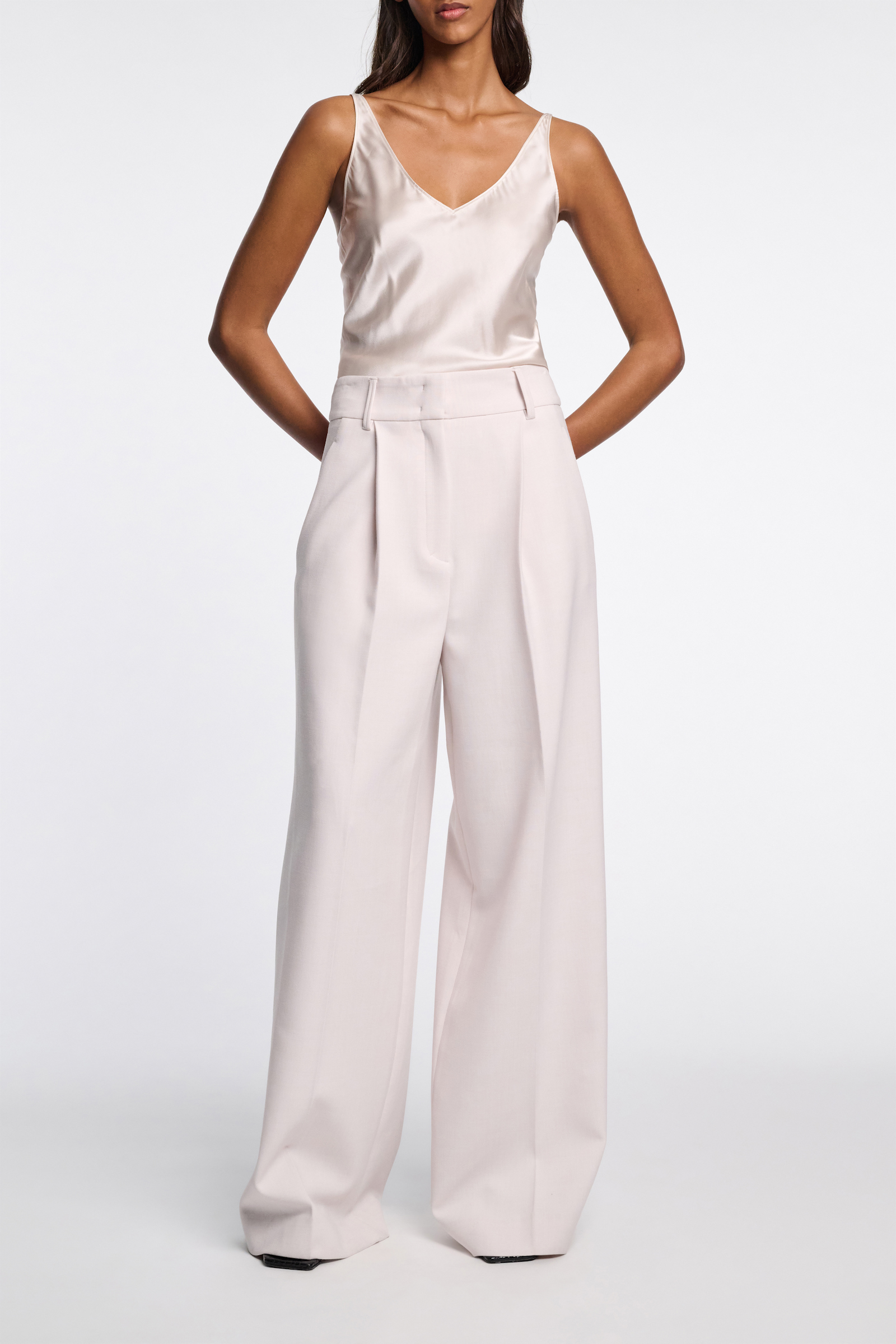 Dorothee Schumacher Top aus Satin mit verstellbaren Trägern natural white